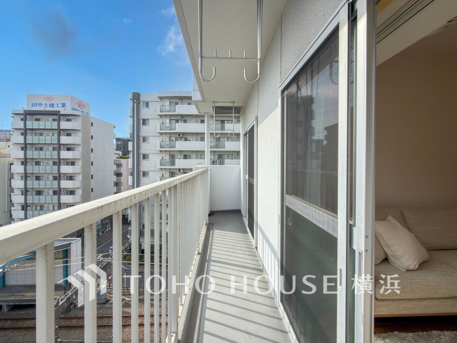 陽光とそよ風に触れることができる南東向きの明るいバルコニー。
