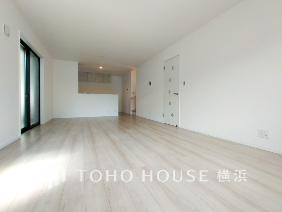 明るく開放的な空間が広がるLDK。広々20帖の家族団らんの空間です。