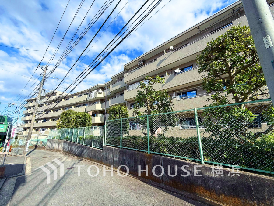 陽当たり良好な6階建てマンション。緑豊かな植栽と静かな住環境が魅力です。