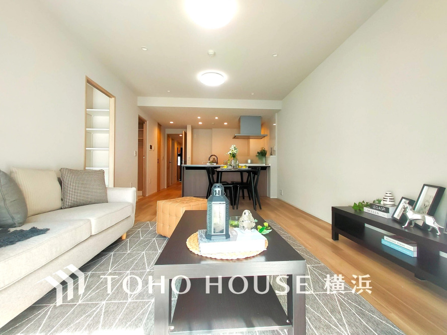 光と風が溢れる開放的なLDKには、自然と家族みんなが集まってきます。明るく穏やかな空気が流れるこの場所は、豊かな寛ぎと笑顔の団欒をいつも優しく守ってくれることでしょう。