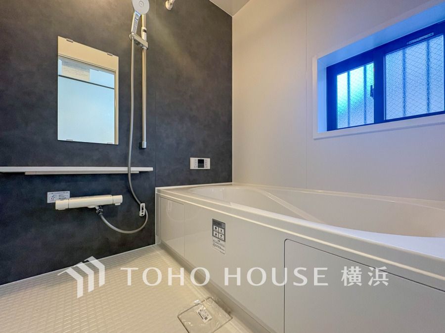 掃除のしやすさ・収納の便利さなど、おふろを使う人、お手入れする人、みんなにとっての「しあわせ性能」を追求したバスルームを採用いたしました。