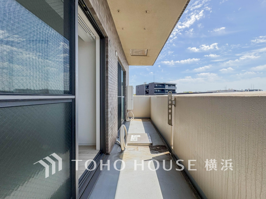 陽当たり良好で開放感ある広々としたバルコニー。