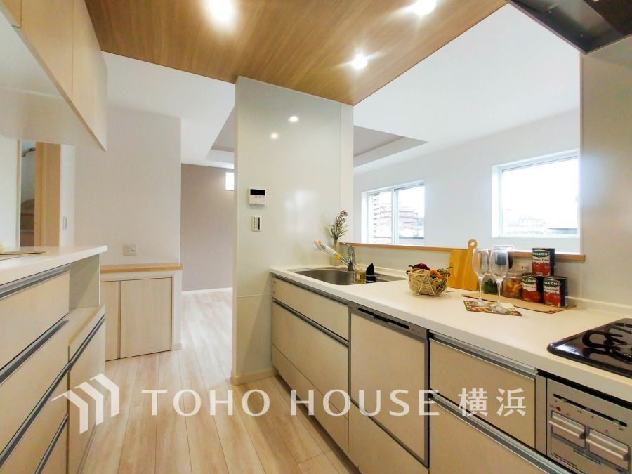 広く取られた対面キッチンは、リビングで寛ぐご家族と会話をしながらお料理が出来ます。ホワイトを基調とした明るいカラーの清潔感のあるデザインです。