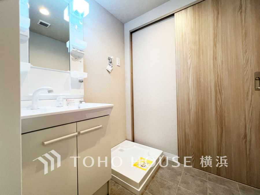 新規交換された洗面化粧台は美しく使いやすい機能が備えられています。