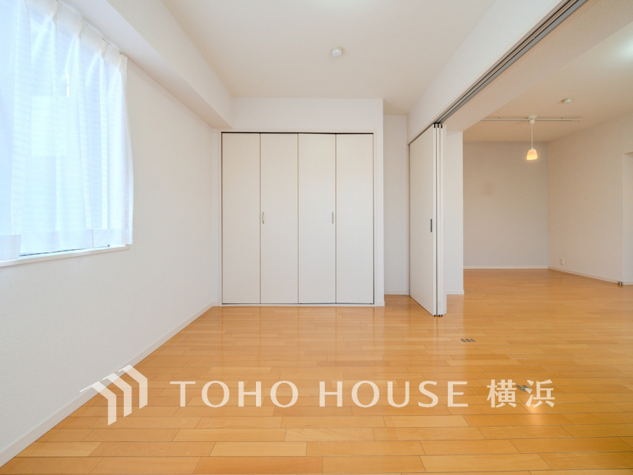 たっぷりの収納を備えた洋室。プライベートな自分時間を快適に過ごせるお部屋です。

