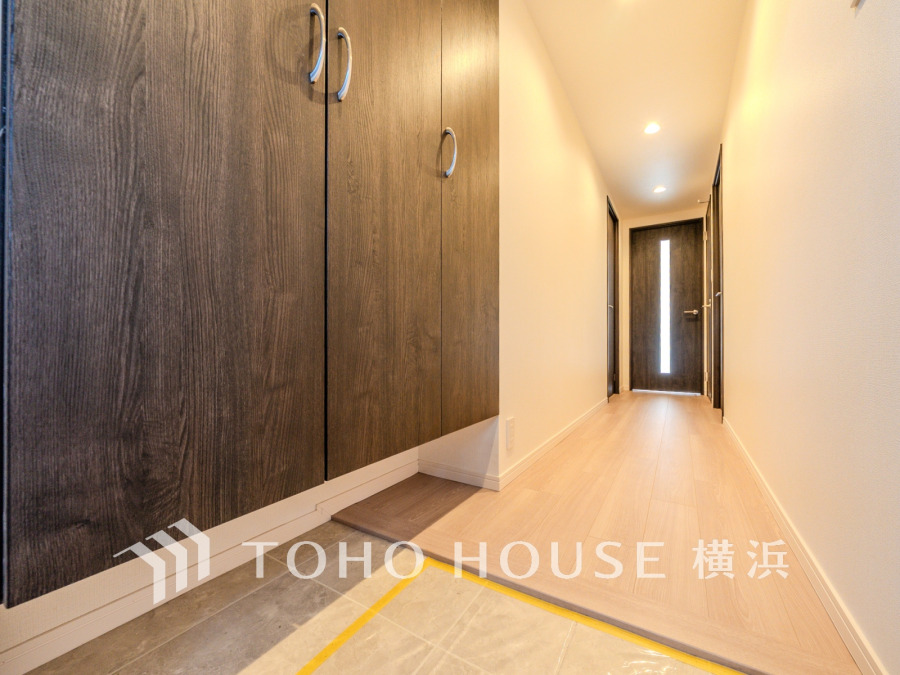 木目調のシューズボックスが映える玄関。トールサイズでたっぷりの収納力です。