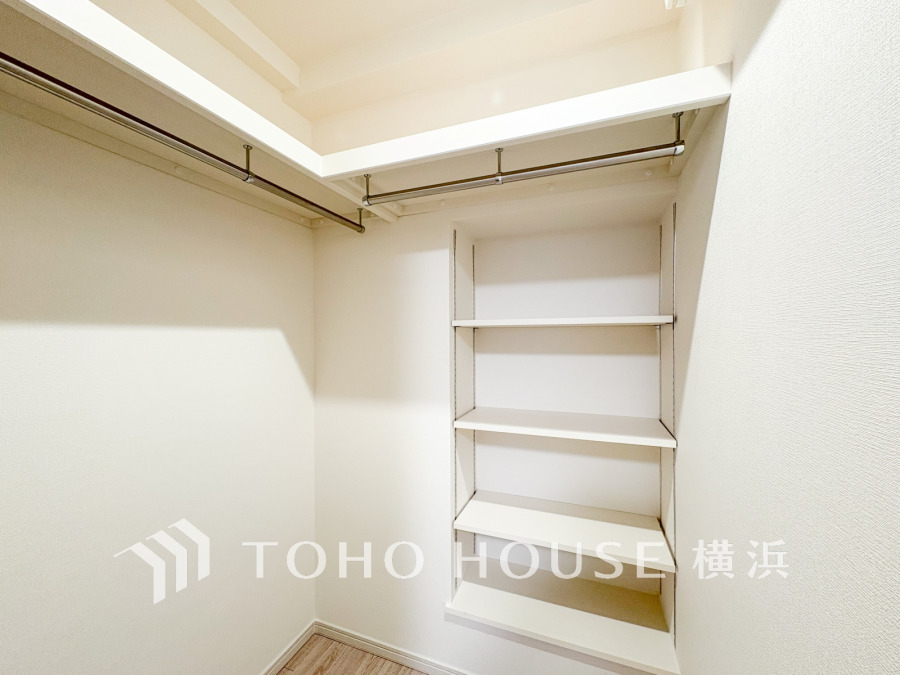 収納力豊富なウォークインクローゼット。洋服から小物まで整理しやすく、生活空間をすっきり保てます。