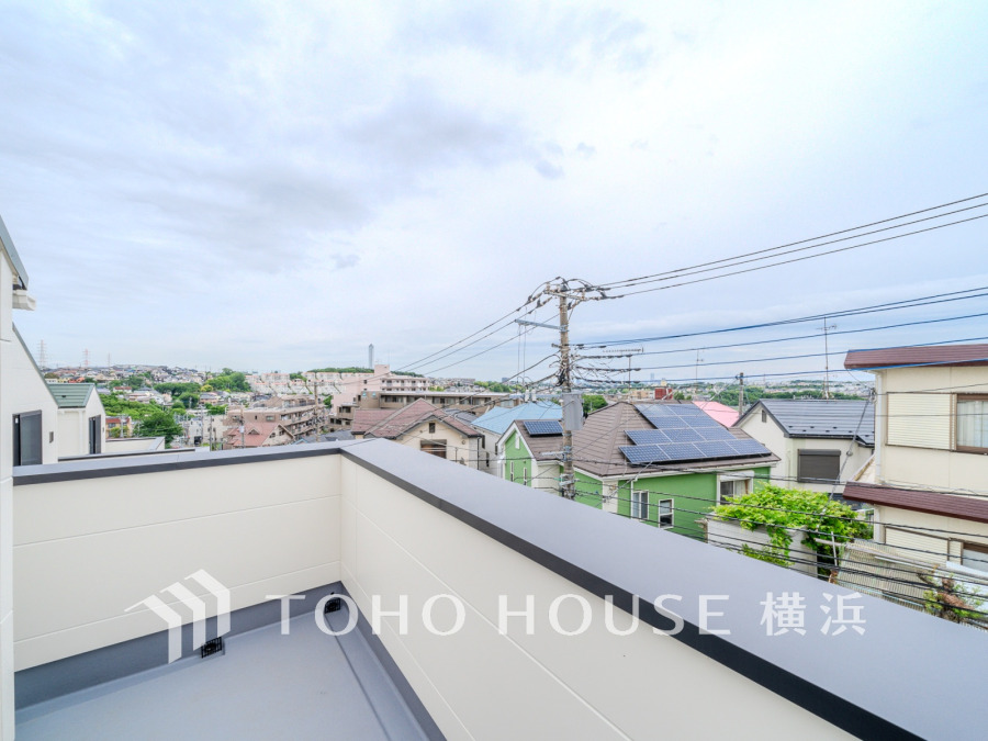 陽射しとともに、少しずつ装いを変える街の景観から、星空が地上に映りこむかのような夜景の煌きまで、この街ならではの美しい風景。