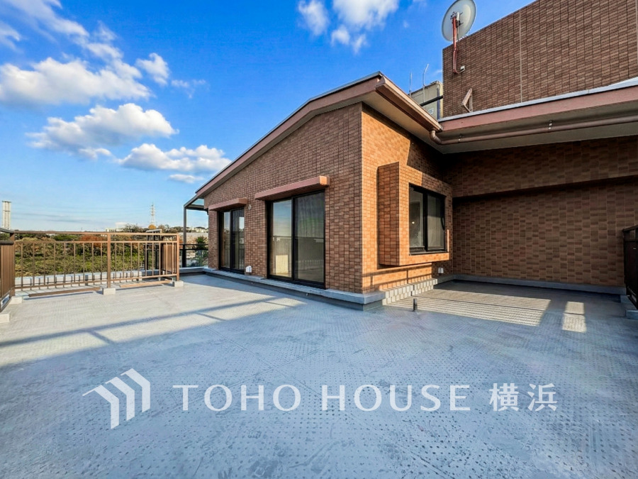 開放感あふれる広々としたルーフバルコニーで、爽やかな風と眺望を楽しめる快適なお住まいです。