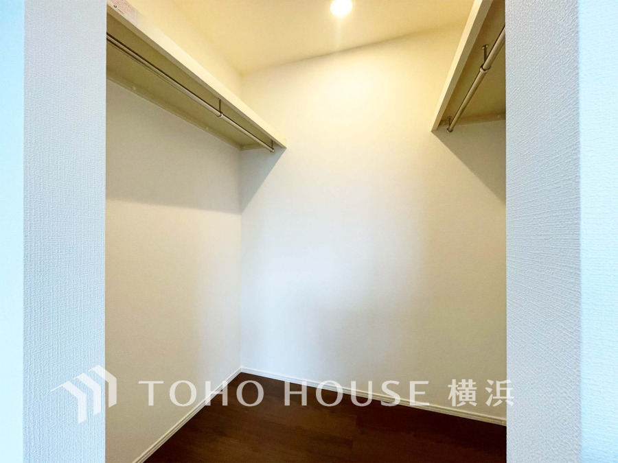 たっぷりとした収納スペース・ウォークインクローゼット。その収納力は是非ご自身の目でお確かめください。冬物のコートやスーツなど、大切なお洋服を皺なく収納できます。