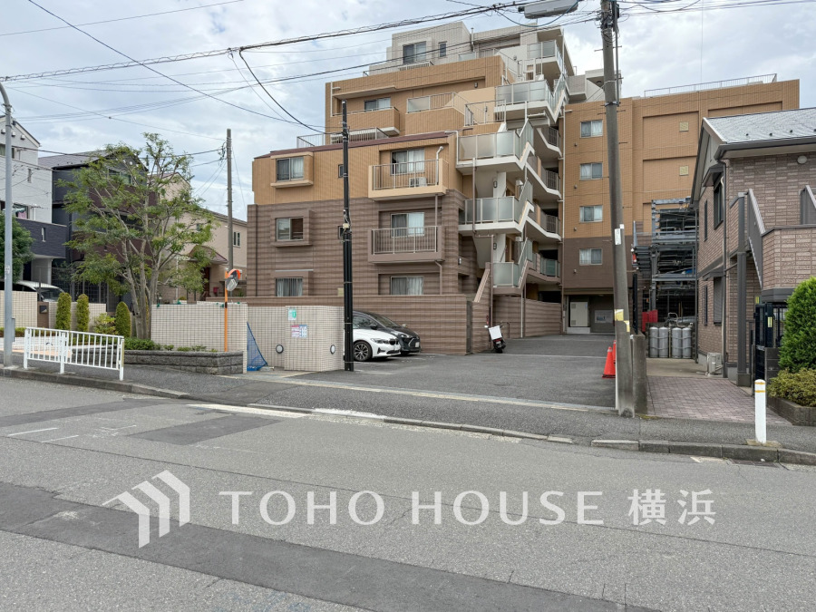 時代の流れに惑わされないシックなカラートーンで街並みに溶け込む外観は、主張し過ぎず、また平凡になり過ぎず絶妙なコントラストで輝きを放ちます。