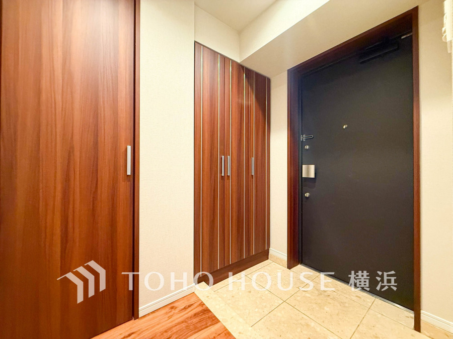 清潔感溢れる玄関がお出迎えする本邸宅の物語は、ここから始まる日常を期待させます。この場所には「希望」と「優越」で包み込んでくれる「特別」な空間があります。