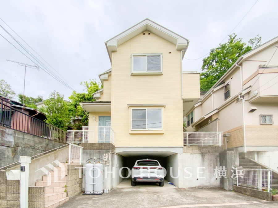 住む人を映し出す洗練された佇まいは、いつまでも輝き続けながらいつしか街の風景に溶け込んでいきます。