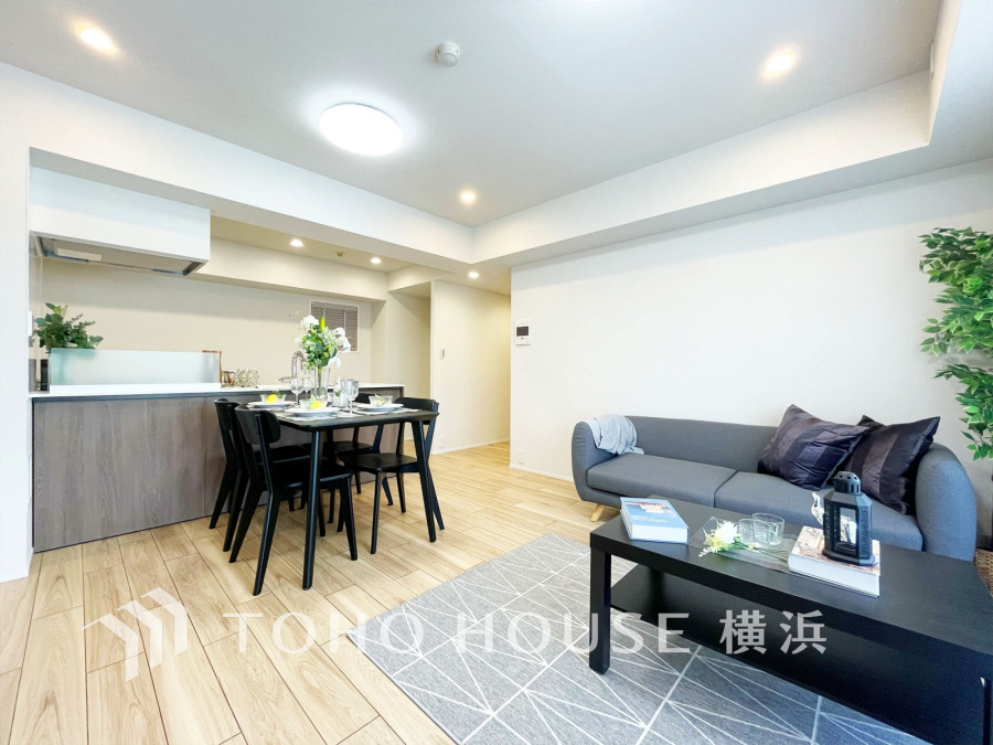 柔らかな光が広がり、デザインされた美しい内装が織り成す家族の集う場所。楽しい会話やさまざまな時が織りなすご家族の時間が丁寧に紡がれていく大切な空間。