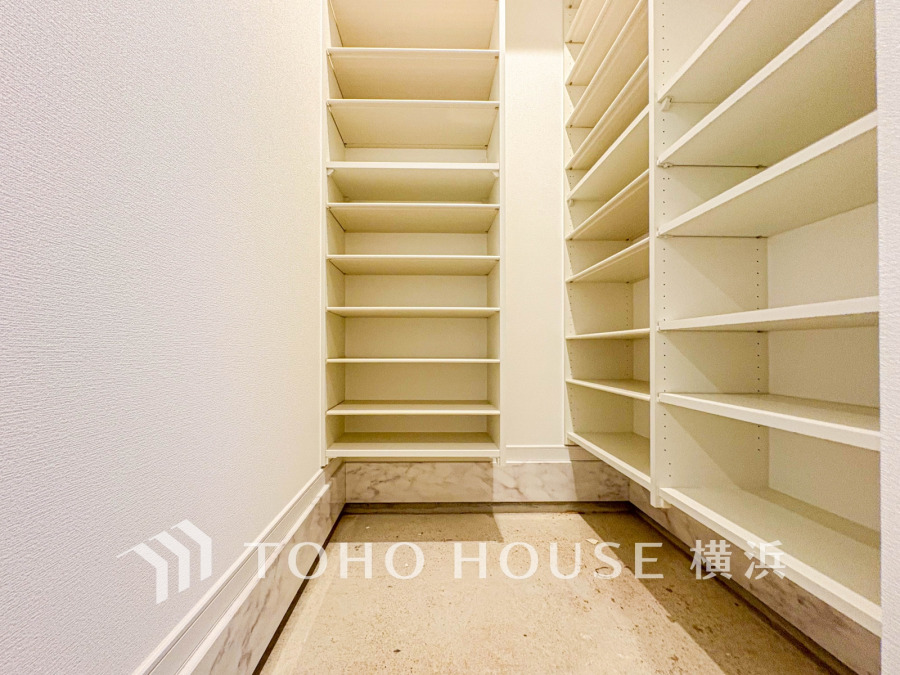 玄関には、ご家族みんなの靴をたっぷりと収納することができるシューズインクローゼットをご用意しました。さらに場所をとるベビーカーやゴルフ道具なども収納できるので、玄関まわりはいつもすっきり。