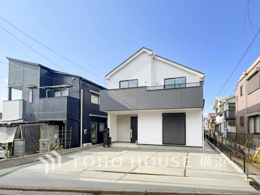 ふりそそぐ陽射しと開放的な空間形成。青空を背景に更なる美しさを醸す佇まい。暖かな陽光と爽やかな風がハーモニーを奏でる上質な空間を愉しむ暮らしがここにある。