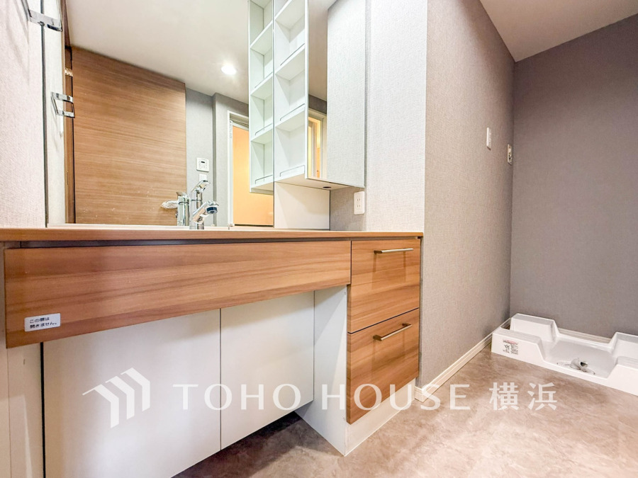 清潔感のあるプライベート空間は、身だしなみチェックや肌のお手入れに最適です。収納もあり、スッキリと見映えの良い空間に拵えました。時間に余裕とゆとりを持たせます。