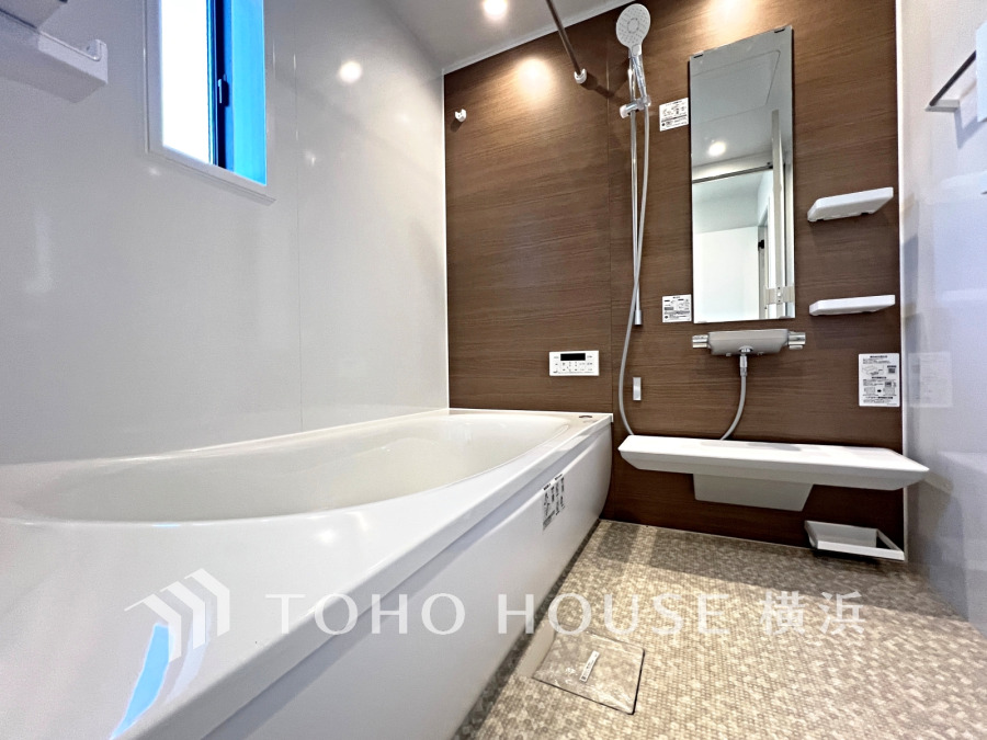 1日の疲れを癒すバスルームは、心地よいリラックスを叶える清潔感溢れる美しい空間です。心からゆったりと寛いでいただけるよう、ゆとりのスペースを確保してます。