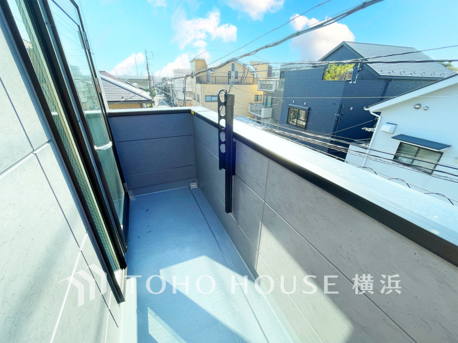 気持ちのいい空が見渡せるバルコニー。爽やかな風を感じて、心躍る素敵な暮らしがはじまります。