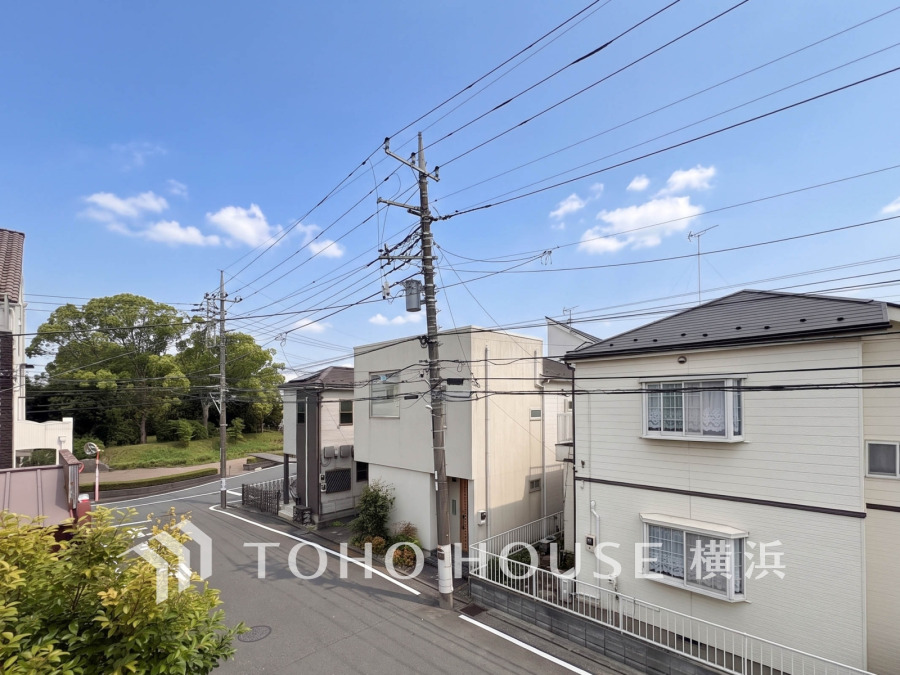 低層住宅が広がる穏やかな街並みは、心地よい開放感が漂っています。
