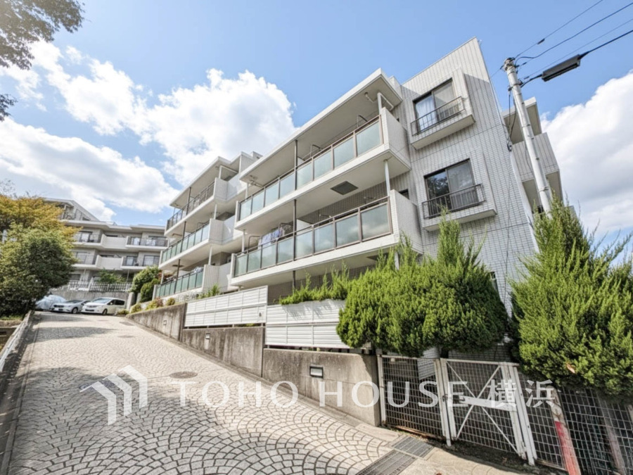 時代の流れに惑わされないシックなカラートーンで街並みに溶け込む外観は、主張し過ぎず、また平凡になり過ぎず絶妙なコントラストで輝きを放ちます。