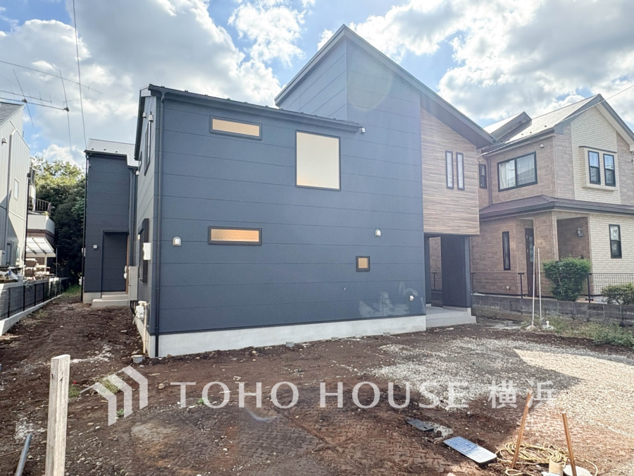 堂々たる趣ながら、主張し過ぎずどこか余裕を感じさせるシャープなフォルムで佇む邸宅は、晴天の空と照らし合わせる事で、本来あるべき完成形の姿を見せてくれます。 