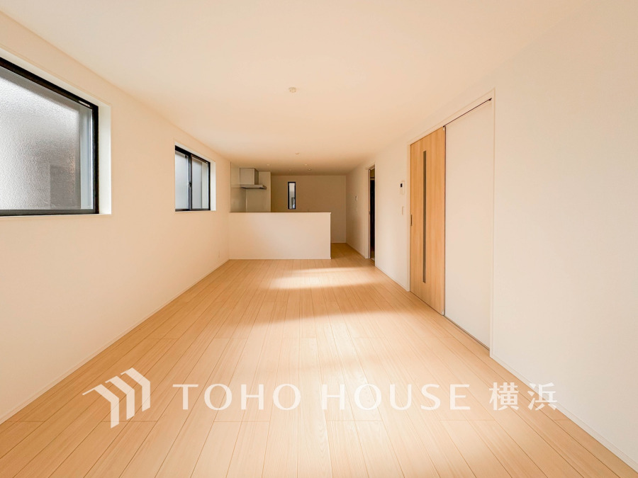 光と風が溢れる開放的なリビングダイニングには自然と家族みんなが集まってきます。明るく穏やかな空気の中で飲んだり、食べたり、笑ったり。