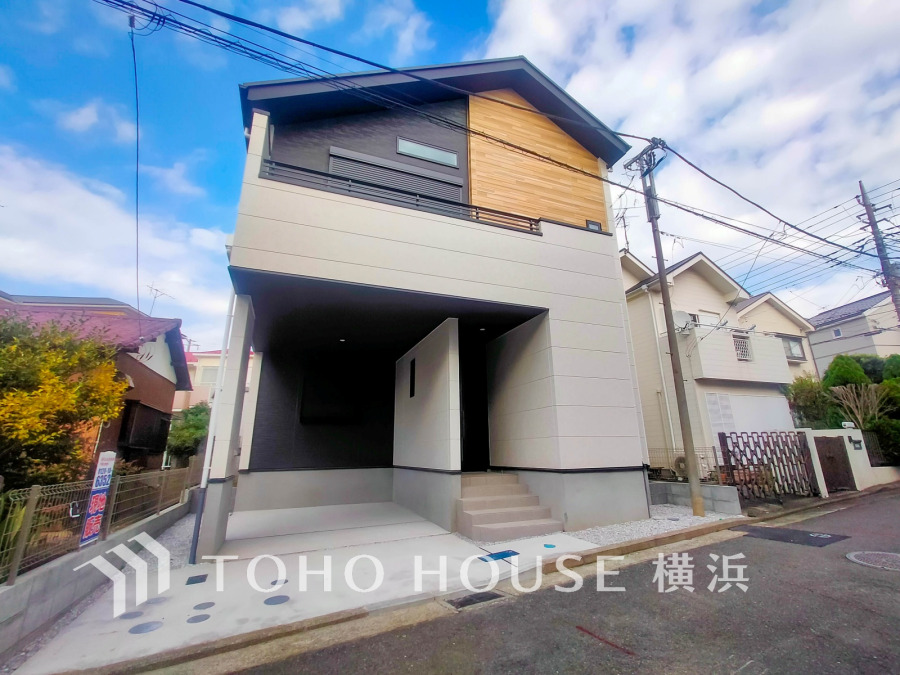 風を感じ青い空から太陽の恵みを感じる温もり溢れる佇まい。住む人を映し出す洗練された佇まいは、いつまでも輝き続けながらいつしか街の風景に溶け込んでいきます。