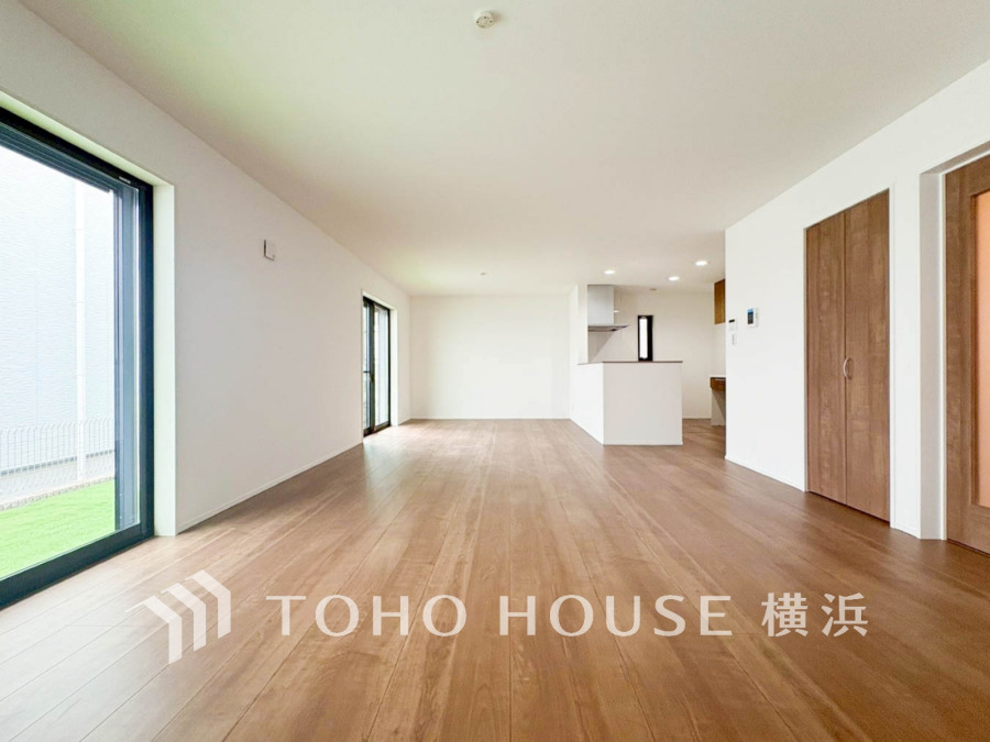 広々としたリビングは大きな窓から自然光がたっぷり入り、明るく開放的な空間を実現しています。