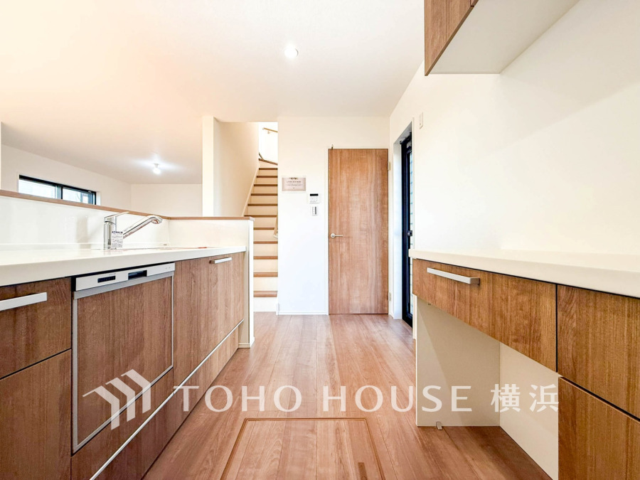 木目調の温かみあるキッチンと広々とした収納で、快適な料理時間を実現する明るい空間です。