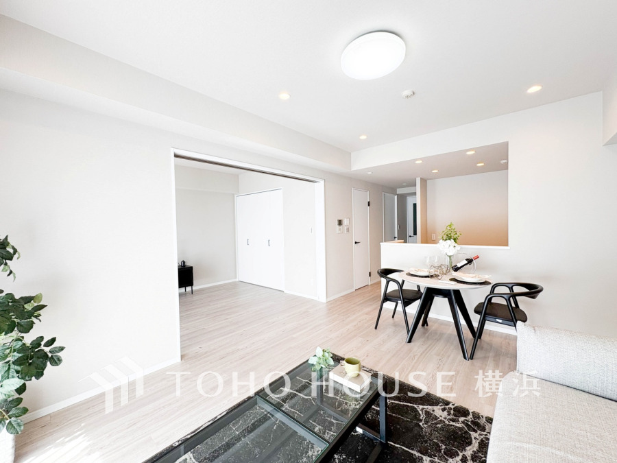 穏やかな時間の流れを楽しみ、寛ぎと笑顔が溢れるリビング。会話を楽しみ、ご家族の何気ない日常にいつもあたたかな幸せの花を添えます。