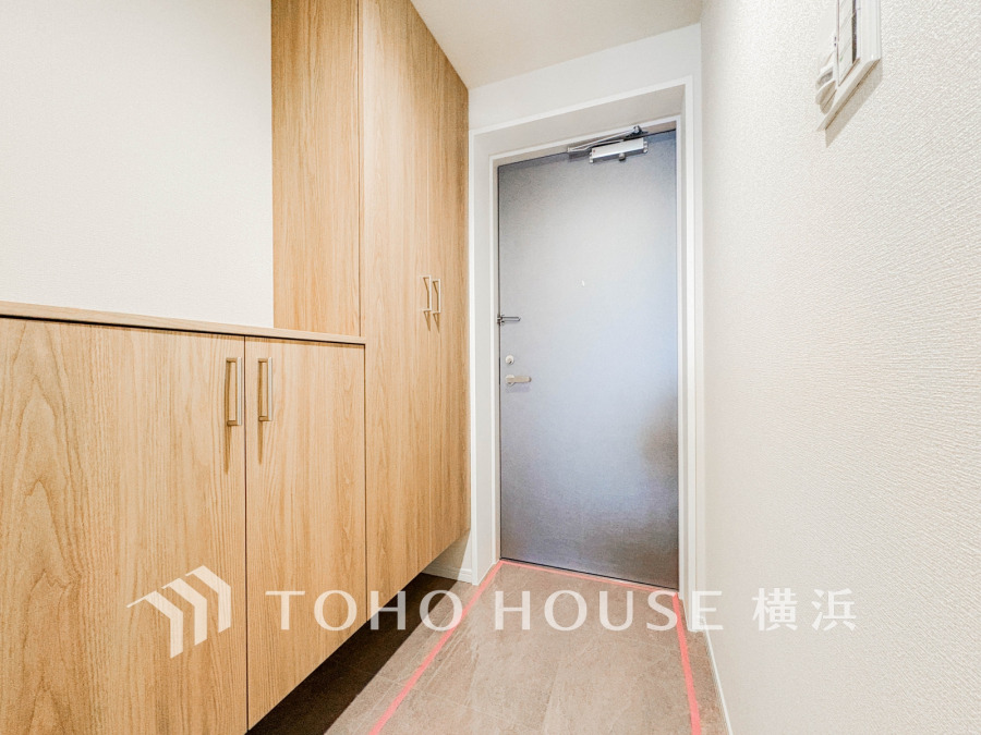 収納豊富な玄関スペース。落ち着いた色を基調としていて、上質感のある空間です。
