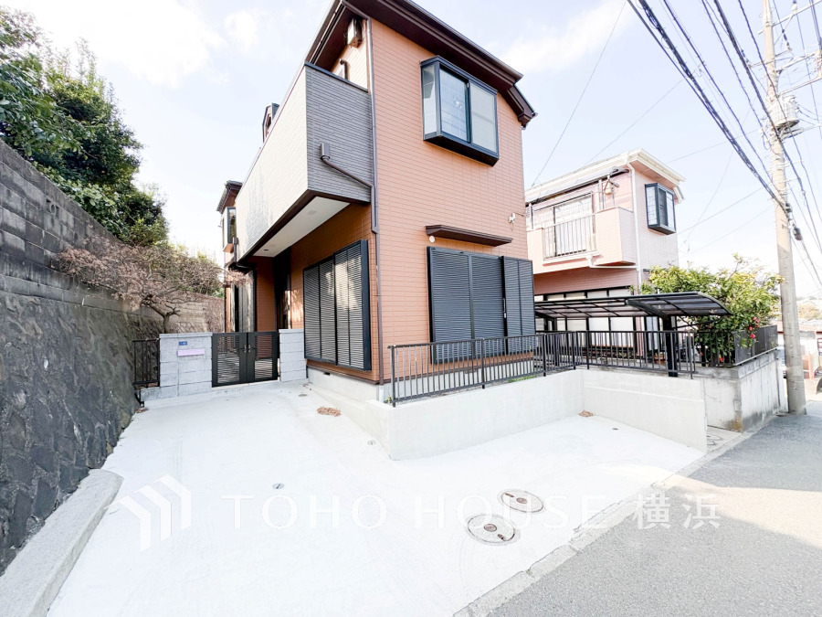 閑静な住宅街に佇むリフォーム邸宅。カースペースには2台駐車可能です（車種によります）