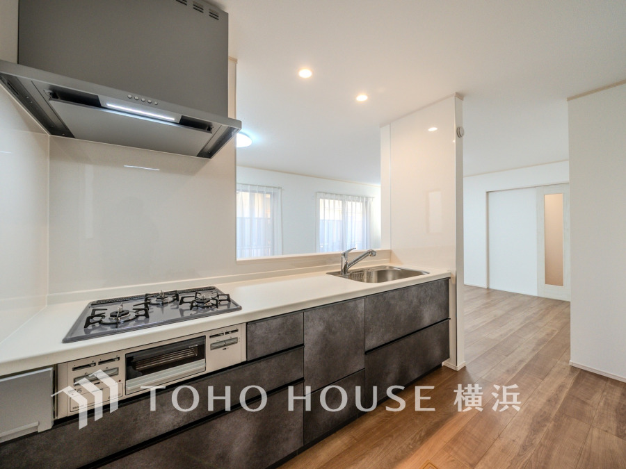 スタイリッシュな対面キッチンは収納豊富で使いやすく、家族との会話を楽しみながら料理ができる明るい空間です。