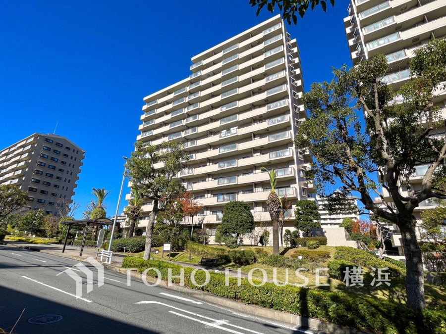 爽やかな青空の下に贅沢なほどに降り注ぐ陽光、豊かな居住性と、クオリティが見事に調和した住空間は、住まうことの喜びを感じさせてくれます。