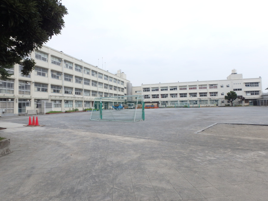 横浜市立鴨居小学校　約50ｍ
