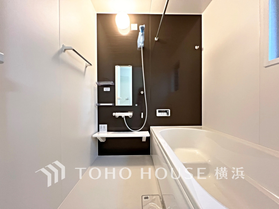 快適な使い心地とゆとりある空間が1日の疲れを解きほぐすバスルーム。空間も浴槽もゆったりのびのび使えるゆとり設計。広く感じるゆとり設計で快適なリラックスタイムを過ごせます。