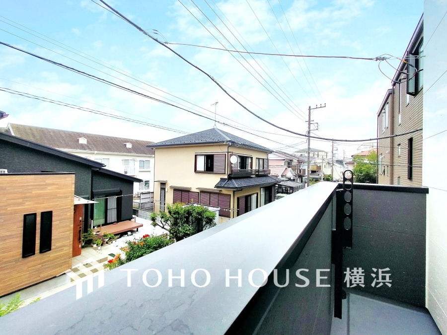 暮らしの中で光と風を演出してくれるバルコニー、見事なまでの開放的な空間を演出しながら、プライベート性も確保された空間は我が家の自慢。