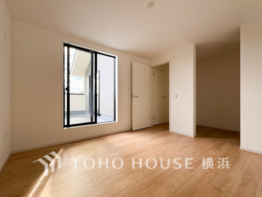 穏やかな風と陽光を導き、プライバシーに配慮された設計プランを採用し、居住性を一段と心地よいものにしています。明るく開放的な空間を演出しております。