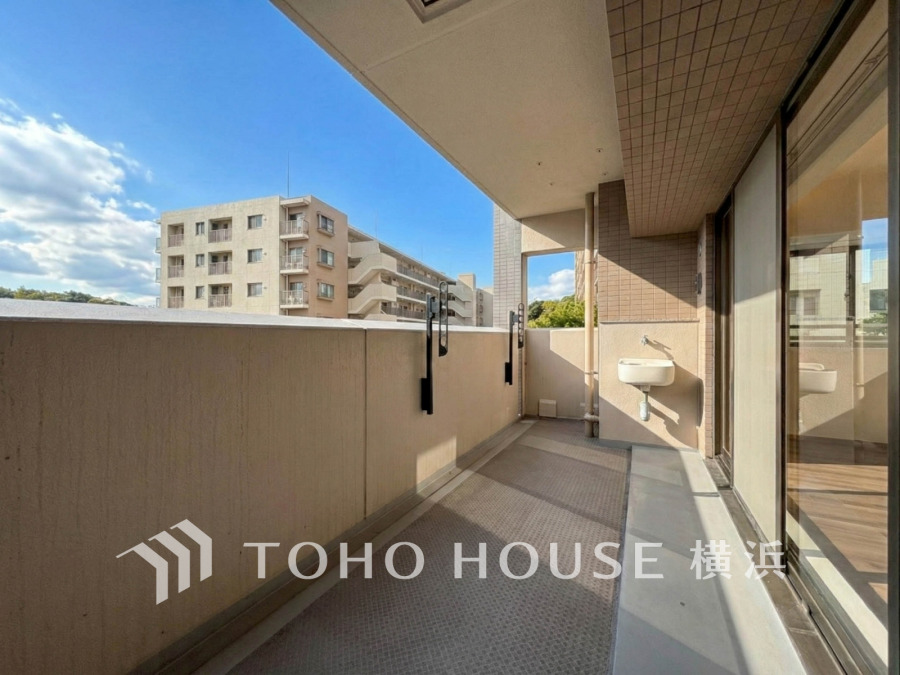 陽当たり良好で開放感あふれる広々バルコニー。外水栓付きでお掃除やガーデニングも快適です。