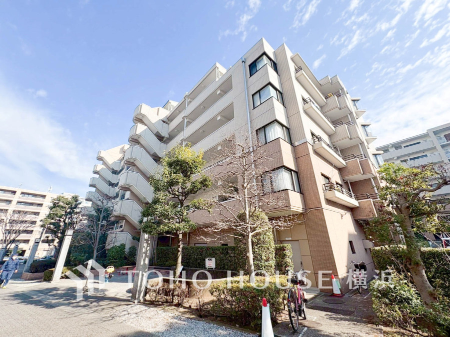 陽射しを受けて輝く時間、街灯に照らし出される夕暮れ時。様々なシーンで違った魅力的な表情を見せてくれます。住まう方のプライドを満たすクオリティを備えています。