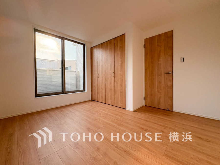 大きな窓からたっぷりと陽光が注がれる明るい空間。家族の成長に対応できる永住仕様の間取り。一日の疲れをいやしてくれる主寝室。時を忘れて過ごす場所として過ごせるお部屋