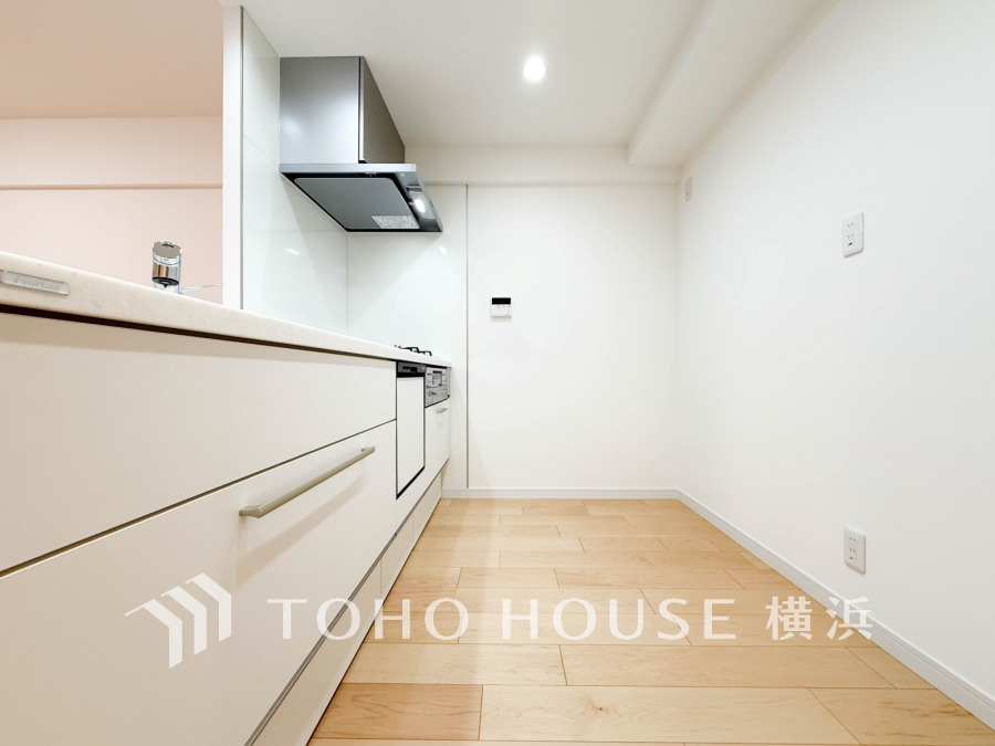 【2026年3月撮影】対面キッチンの裏には大型の冷蔵庫や家具を配置しても充分な広さを確保しております。
