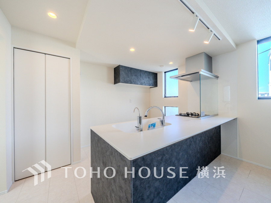 広く取られた対面キッチンは、リビングで寛ぐご家族と会話をしながらお料理が出来ます。高級感のあるカラーで空間をより上質な雰囲気にした、清潔感のあるデザインです。