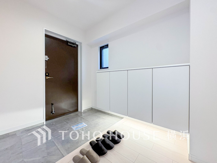 お客様をお迎えする玄関は落ち着いた雰囲気。帰り着くたびに洗練されたテイストの空間に迎えられ誇りと喜びを感じる玄関まわりです。