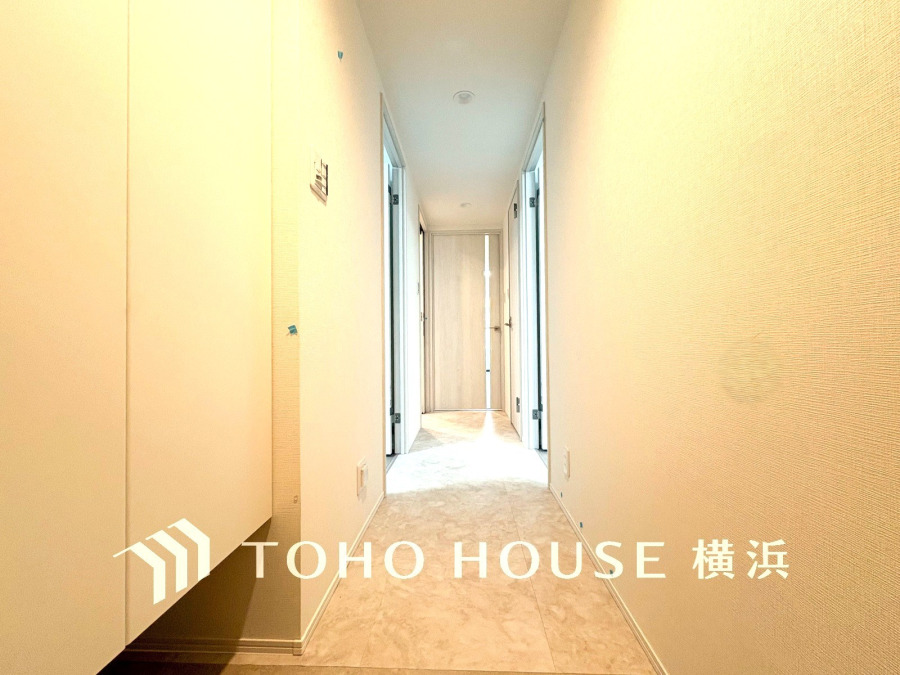 上質感漂う玄関と廊下。居住者の帰り、訪れる方を優しく迎える・安らぎに満ちた生活空間を予感させる。健やかな暮らしを楽しめることでしょう。