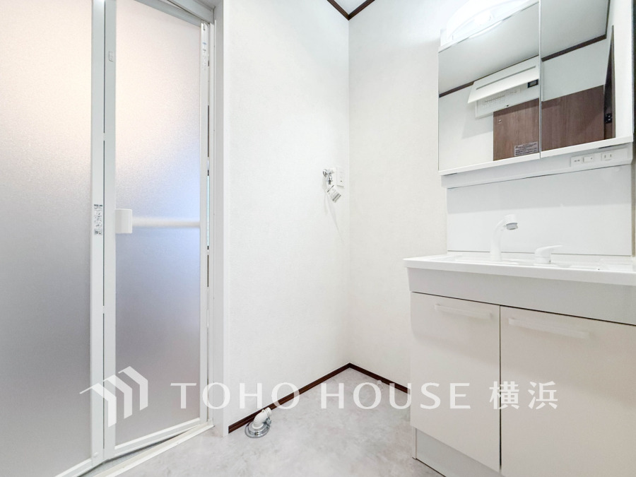 使いやすい機能が備えられた清潔感溢れる洗面空間。収納も充実しています。
