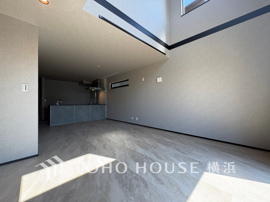 広々としたリビングダイニングは、シックでモダンな内装。落ち着いた雰囲気に包まれて、伸びやかな空間の中で、ゆったりと家族団らんのひとときを過ごせます。