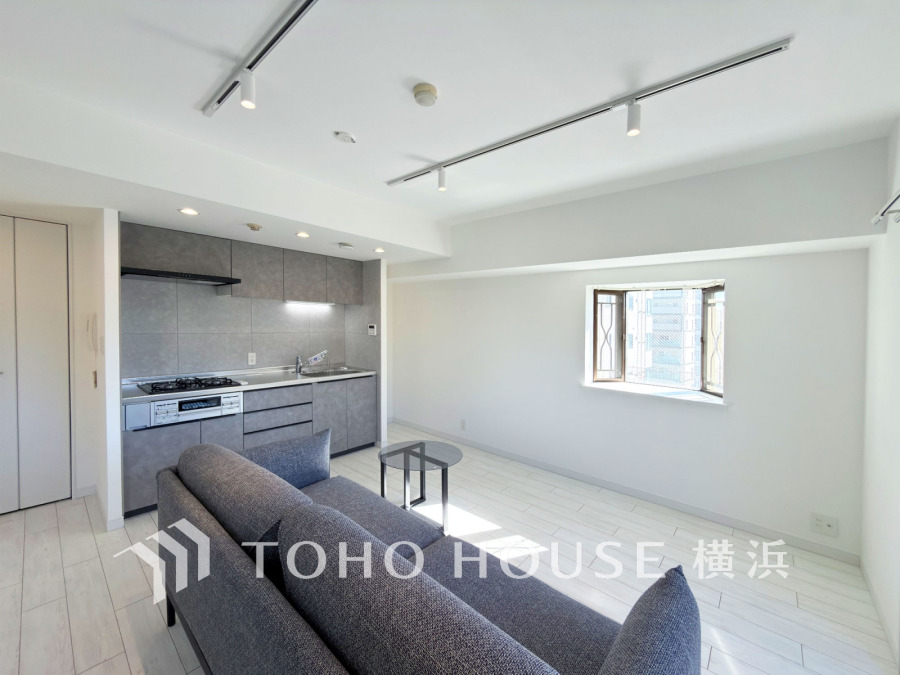 やわらかな陽射しがふりそそぎ、室内に開放感と爽快感をもたらします。