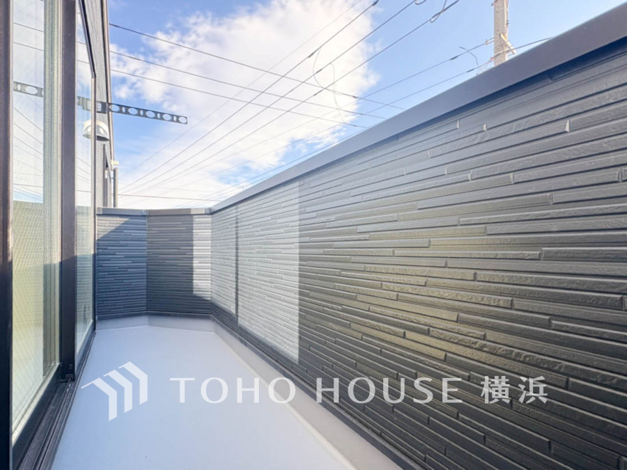 たっぷりの陽光が差し込むバルコニー。健やかな暮らしを守る太陽の恵みを存分に享受できます。爽やかな風と暖かな陽射しが紡ぐハーモニーが日々の暮らしのBGMになることでしょう。